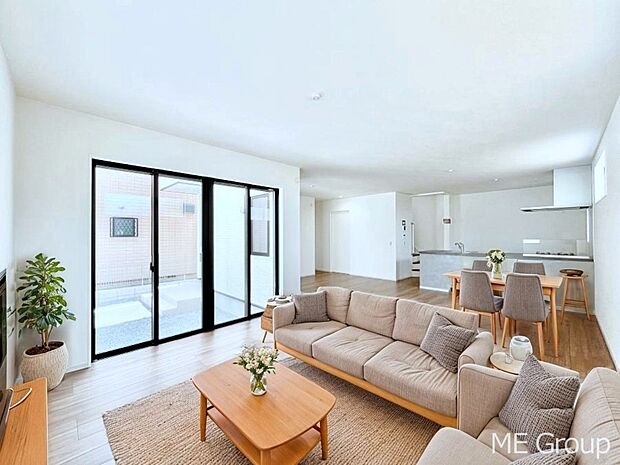 家族の和やかな会話が聞こえてきそう。開放感のあるリビングです。 ※家具はCGです