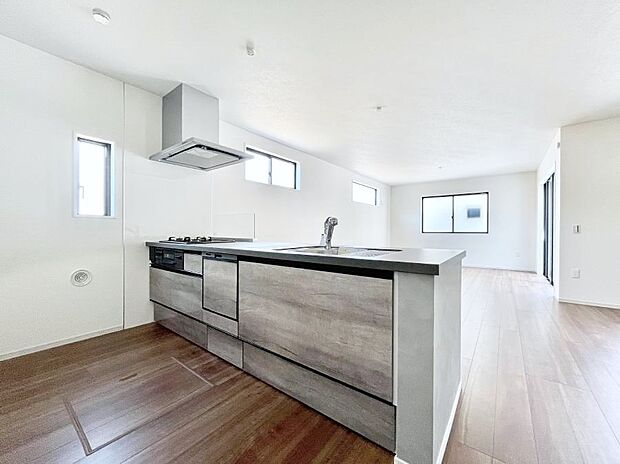 リビングで遊ぶお子様を見守りながらお料理ができる対面キッチン。  