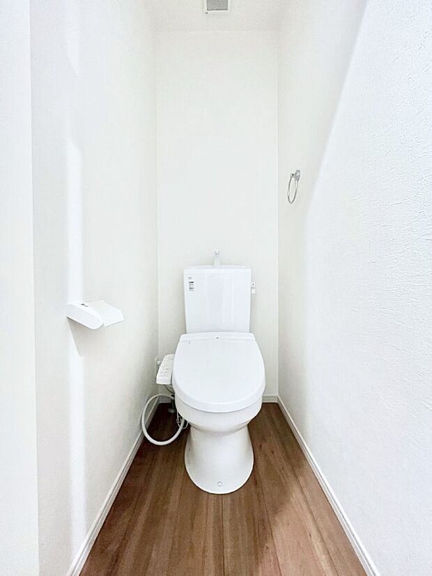 明るく清潔感のあるトイレです。
