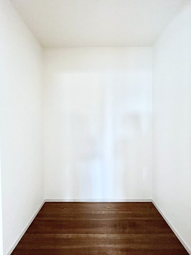 リビング収納。ここに収納があると物が集まるLDKがスッキリ片付きそうですね。  