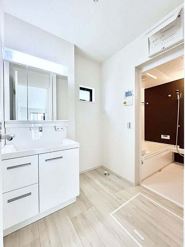 明るい洗面所は毎朝の身支度も楽しくできちゃいそうです。