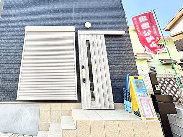 大切な家族、来客を出迎える玄関。