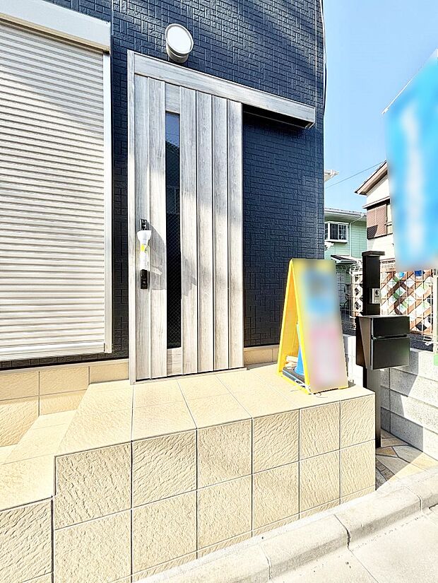 大切な家族、来客を出迎える玄関。