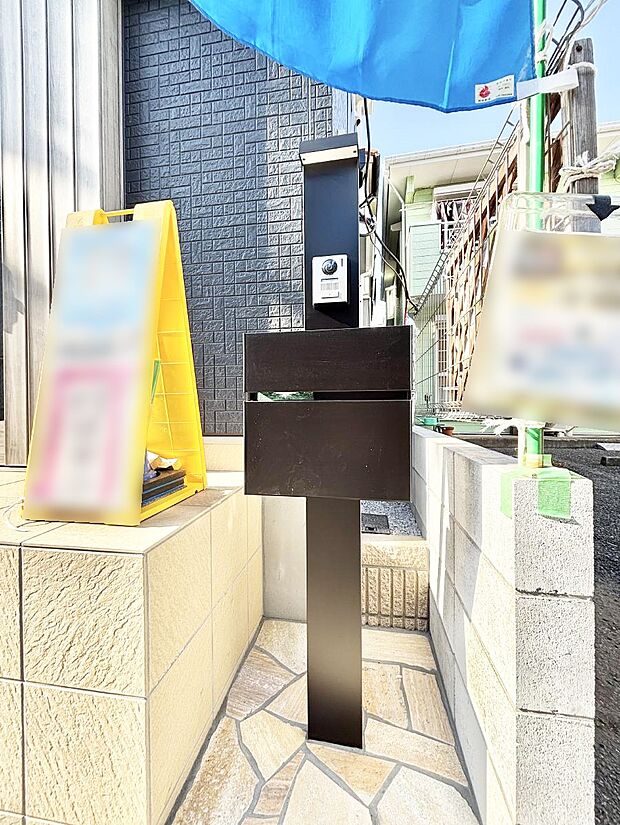 シンプルなデザインのポスト