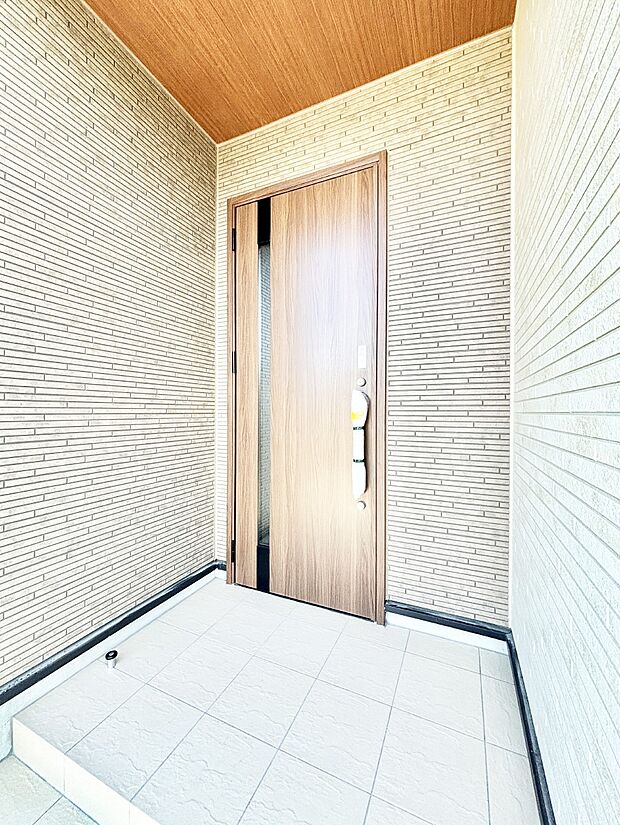 玄関前は雨が降っても濡れにくい屋根付き