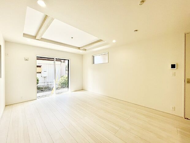 大きな窓からたっぷりの陽光と風を感じられるリビング