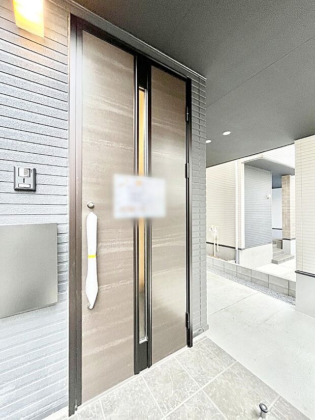 玄関前は雨が降っても濡れにくい屋根付き