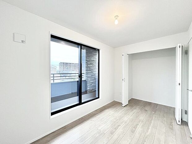 バルコニーが開放感をプラスしてくれる洋室