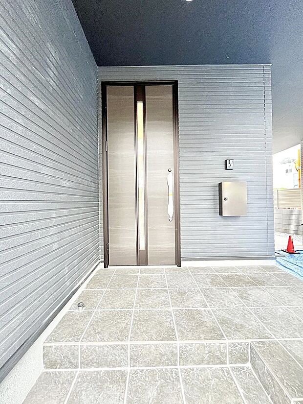 玄関前は雨が降っても濡れにくい屋根付き