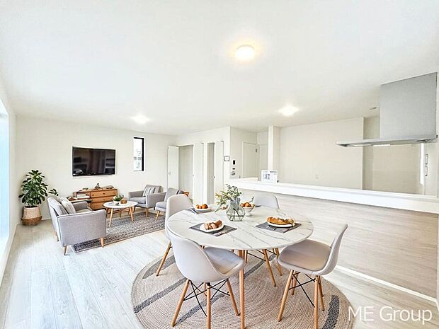 ご家族の賑やかな話し声で包まれる明るいリビング  ※家具はCGです