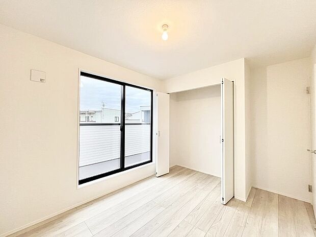 バルコニーが開放感をプラスしてくれる洋室