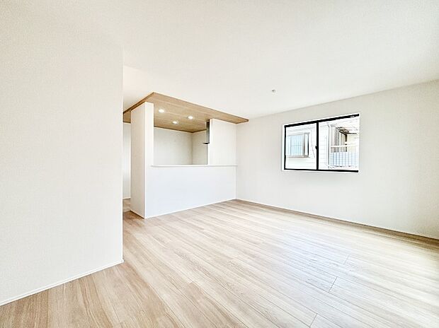 明るい陽光が注ぎ、寛ぎの雰囲気に満たされるリビング・ダイニング。 