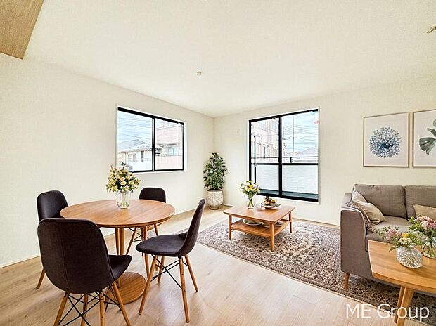 ご家族の賑やかな話し声で包まれる明るいリビング  ※家具はCGです