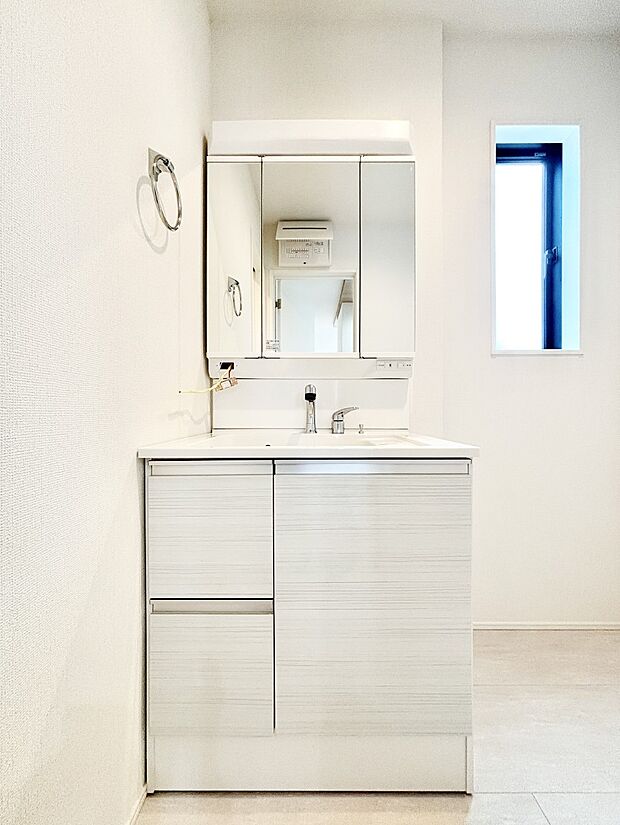 明るい洗面所は毎朝の身支度も楽しくできちゃいそうです。