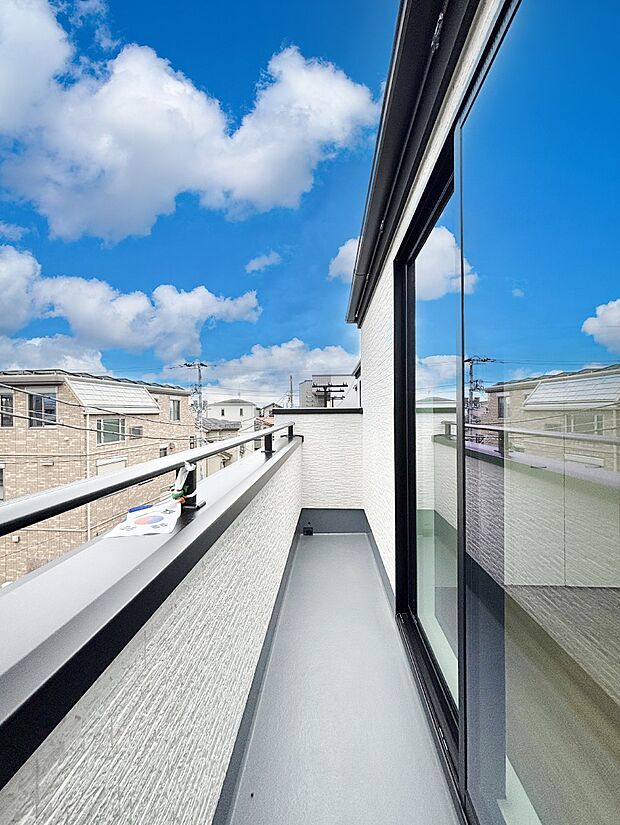 ゆったりバルコニーだから沢山お洗濯ものを干せます。