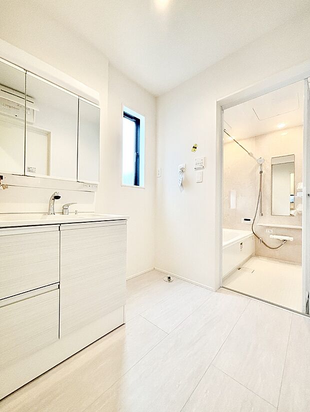 窓のある明るいランドリースペース