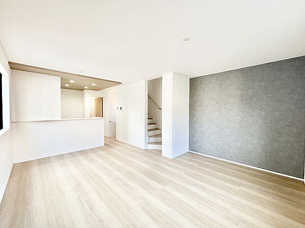 アクセントクロスがお洒落なリビング。家族でのんびりくつろげる広々スペース。