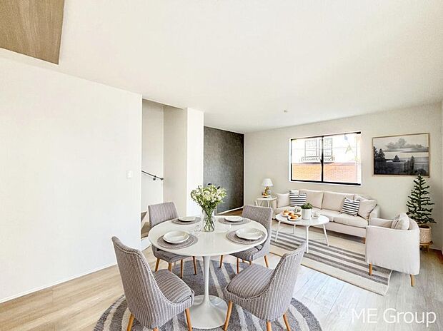 ご家族の賑やかな話し声で包まれる明るいリビング ※家具はCGです