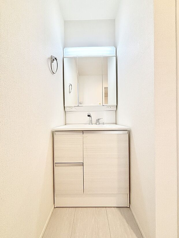 大きく見やすい三面鏡で清潔感ある洗面台は、身だしなみチェックや肌のお手入れにおすすめです。 