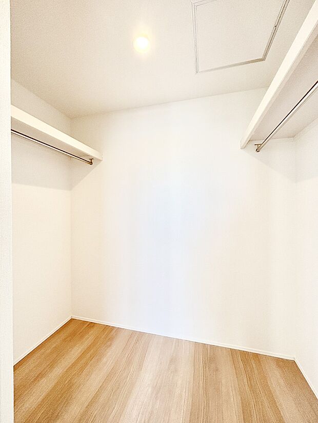 ウォークインクローゼット付きで生活空間を広く利用できます。