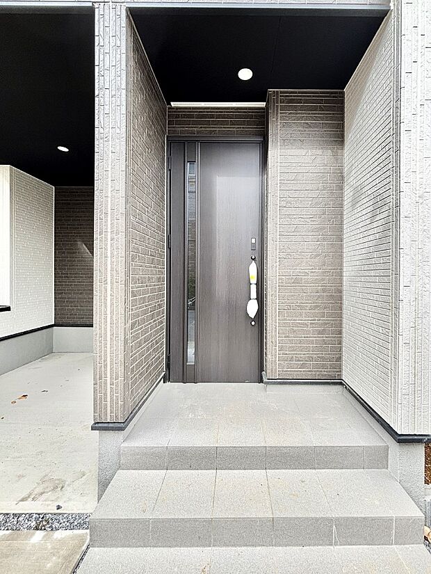 大切な家族、来客を出迎える玄関。