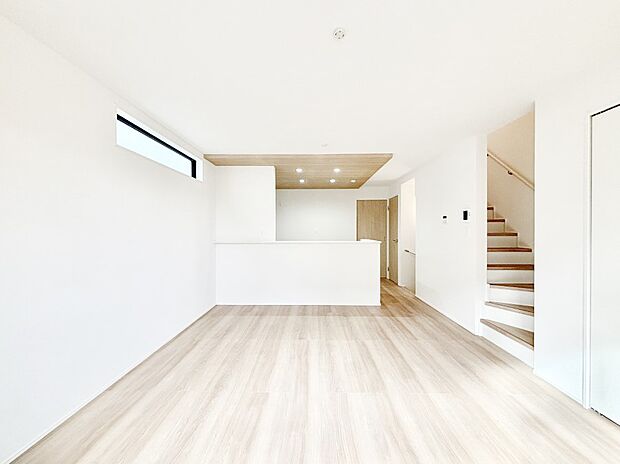 明るい陽光が注ぎ、寛ぎの雰囲気に満たされるリビング・ダイニング。