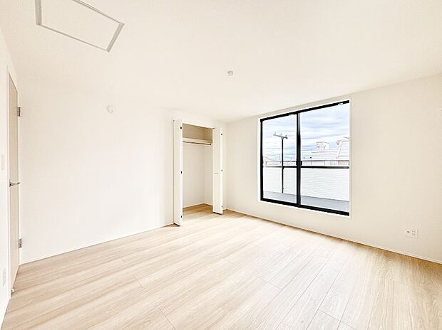 明るいバルコニーサイドに洋室を設置。目覚めの良い寝室に。