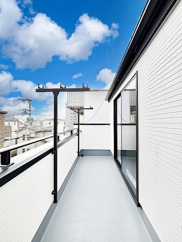 ゆったりバルコニーだから沢山お洗濯ものを干せます。