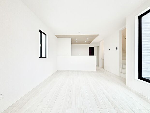 明るい陽光が注ぎ、寛ぎの雰囲気に満たされるリビング・ダイニング。 