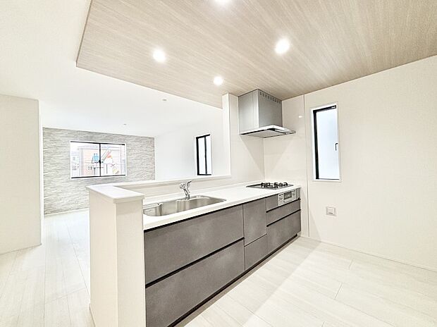 爽やかな風が通り抜けるキッチン。窓があるので明るく換気にも役立ちます。