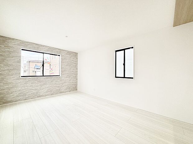 アクセントクロスがお洒落なダイニング。家族でのんびりくつろげる広々スペース。