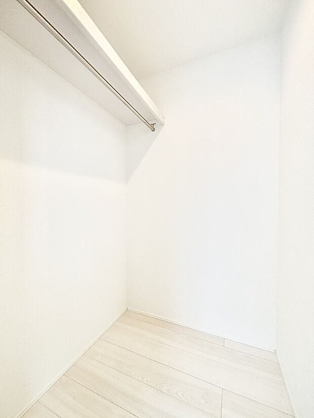 ウォークインクローゼット付きで生活空間を広く利用できます。