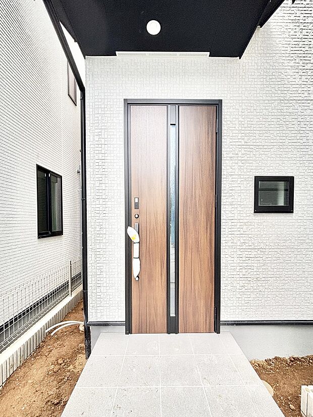 大切な家族、来客を出迎える玄関。