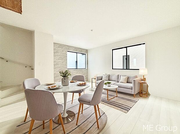 ご家族の賑やかな話し声で包まれる明るいリビング ※家具はCGです