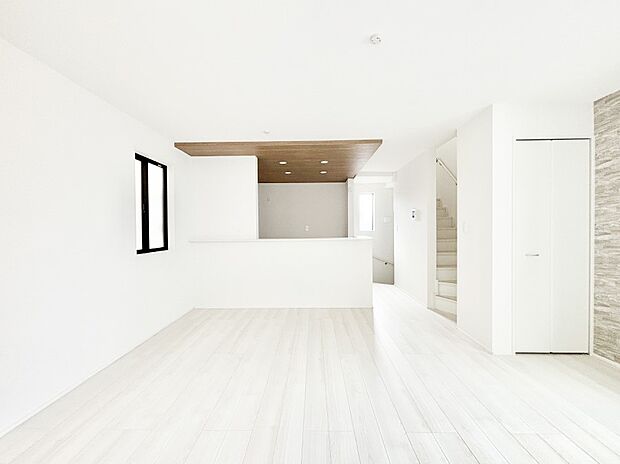 明るい陽光が注ぎ、寛ぎの雰囲気に満たされるリビング・ダイニング。