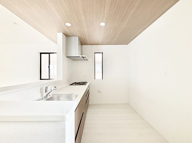 爽やかな風が通り抜けるキッチン。窓があるので明るく換気にも役立ちます。