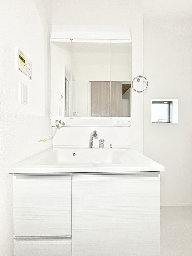 明るい洗面所は毎朝の身支度も楽しくできちゃいそうです。