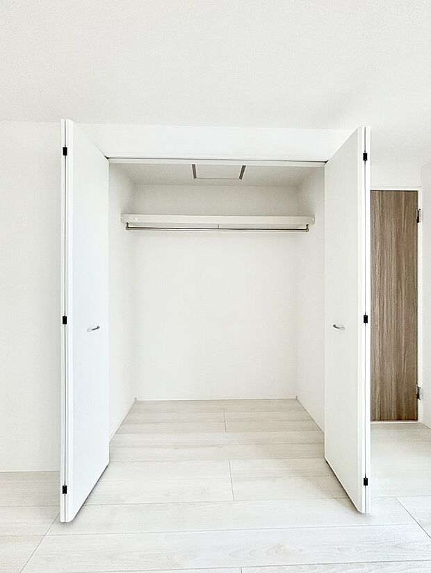 洋室のクローゼット。奥行きがあるので厚手の衣類もすっきり収まります。