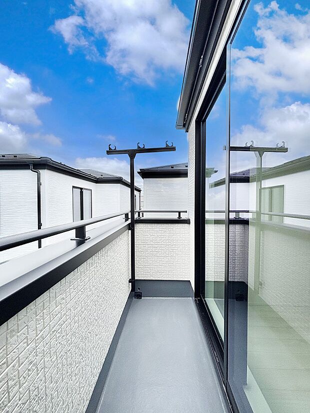 ゆったりバルコニーだから沢山お洗濯ものを干せます。