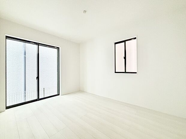 窓からのやさしい光が心地よいプライベートルーム