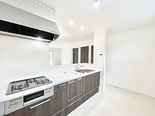 リビングが見渡せる人気のカウンターキッチンで楽しくお料理