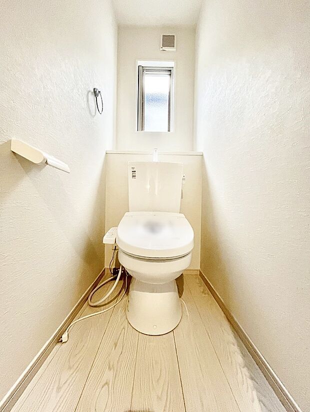 明るく清潔感のあるトイレです。