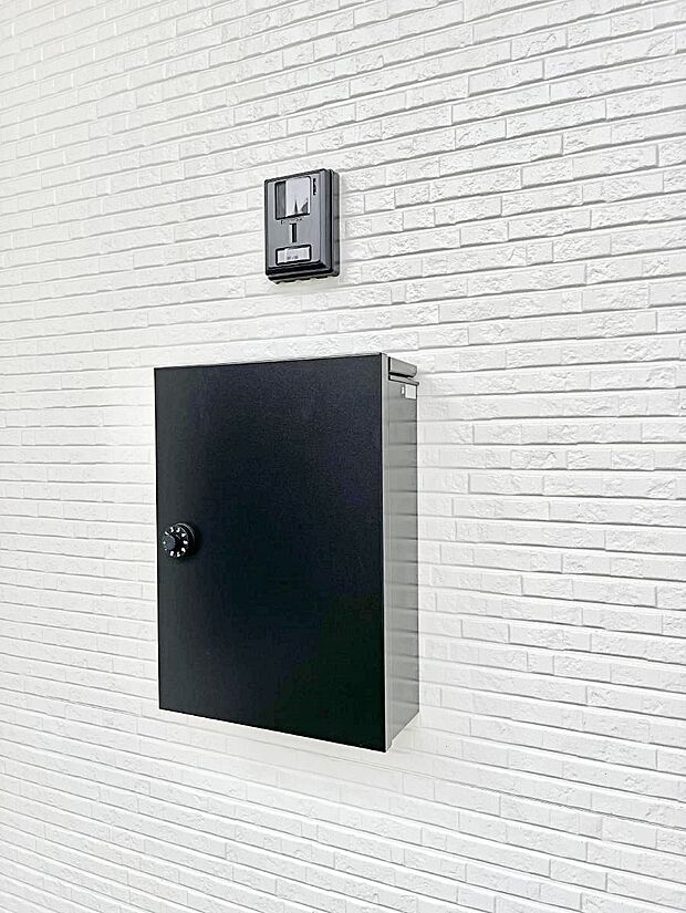 シンプルなデザインのポスト