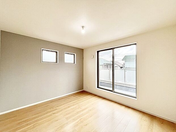 明るいバルコニーサイドに洋室を設置。目覚めの良い寝室に。