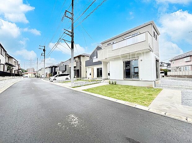 シンプルで落ち着きのある建物は住むかたの個性でオリジナルなものになっていきます。 