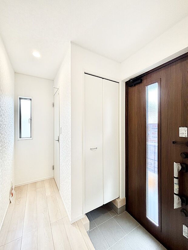 玄関ドアにスリッドラインが入っているので光の演出をしてくれます!