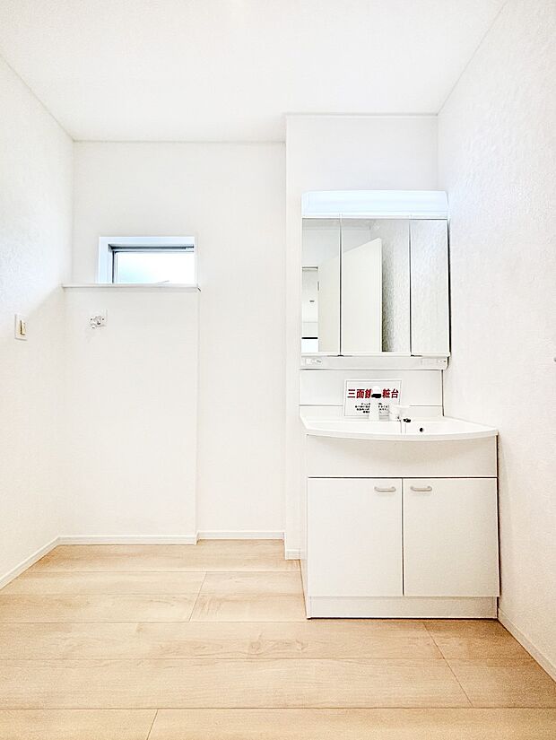 スタイリングに便利な三面鏡、ミラーキャビネットで細かい物スッキリ