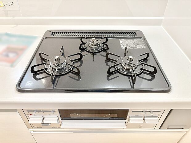 ガスコンロはＳｉセンサー搭載。火力調節や焦げ付き・消し忘れも防いでくれます。