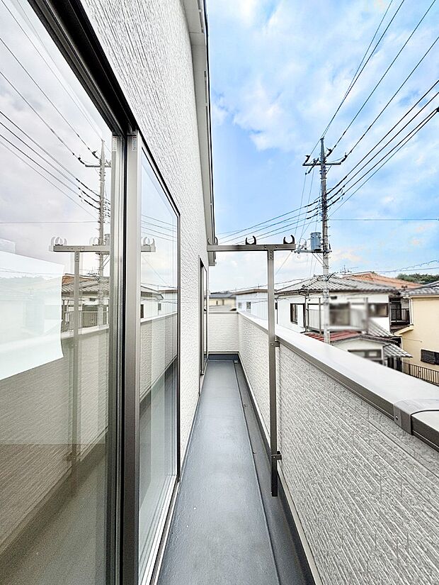 暖かな陽光が降り注ぐバルコニーはお洗濯におすすめ。爽やかな風も心地よいです。 