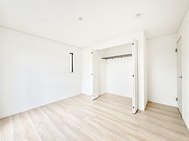 洋室にはクローゼット付き。スッキリとした空間でゆったり寛げます!